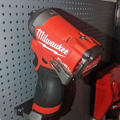 3D-printet værktøjsholder til Milwaukee M12 monteret på væg