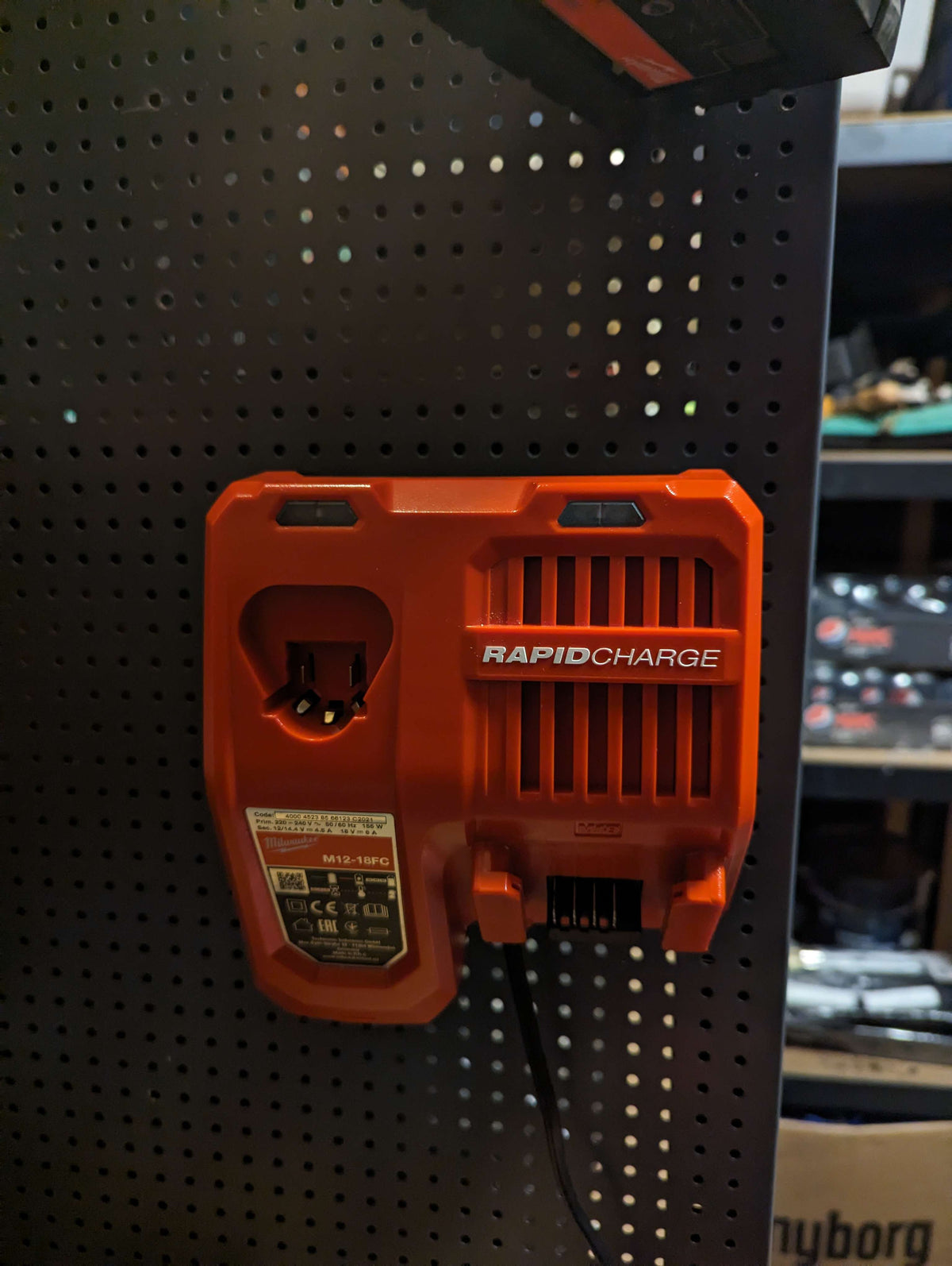 3D-printet vægholder til Milwaukee M12-18 FC hurtiglader