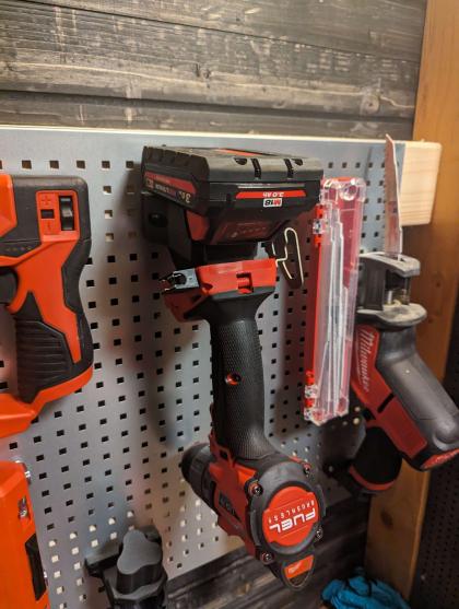 3D-printet 2-i-1 værktøjsholder til Milwaukee M18 med batteriholder