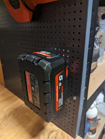 3D-printet batteriholder til Milwaukee M18 batteri