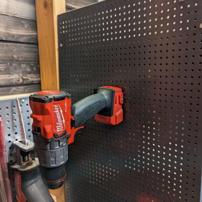 3D-printet værktøjsholder til Milwaukee M18 monteret på væg