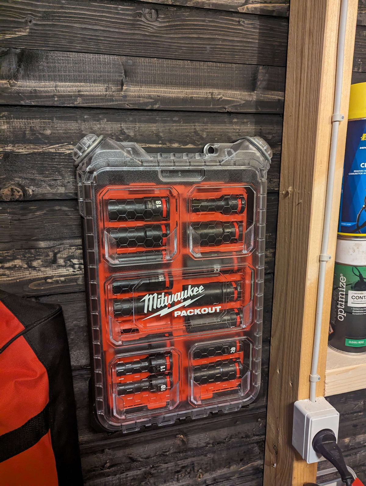 3D-printet vægophæng til Milwaukee Packout kasse på væg