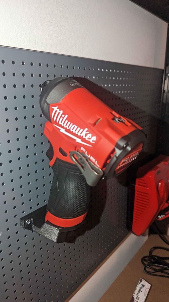 3D-printet værktøjsholder til Milwaukee M12 monteret på væg