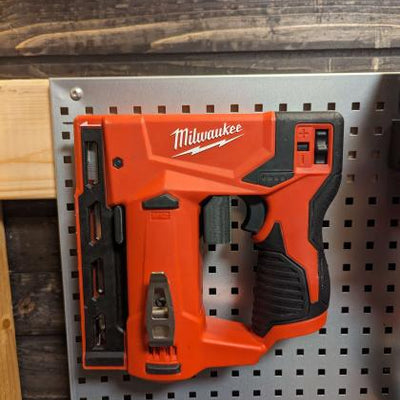 3D-printet holder til Milwaukee M12 BST hæftemaskine