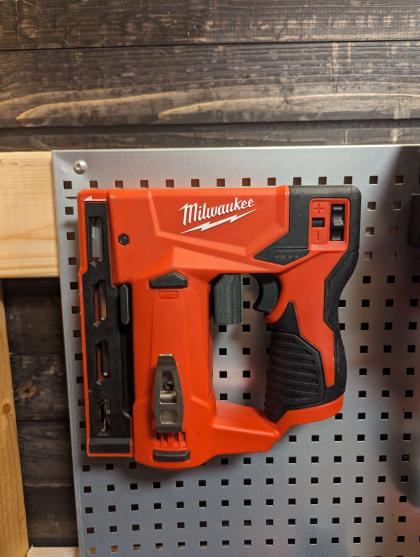 3D-printet holder til Milwaukee M12 BST hæftemaskine