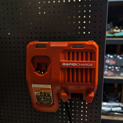 3D-printet vægholder til Milwaukee M12-18 FC hurtiglader