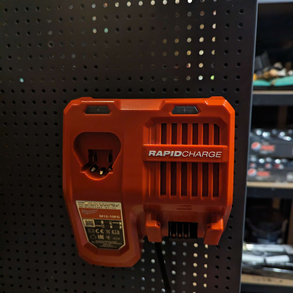 3D-printet vægholder til Milwaukee M12-18 FC hurtiglader