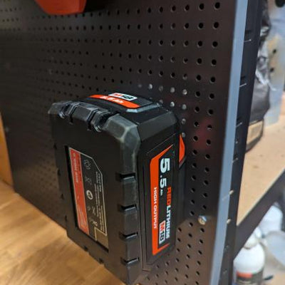 3D-printet batteriholder til Milwaukee M18 batteri