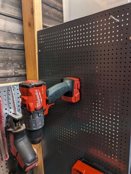 3D-printet værktøjsholder til Milwaukee M18 monteret på væg